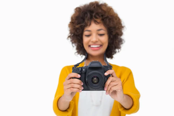 Menina atraente segurando uma câmera — Fotografia de Stock