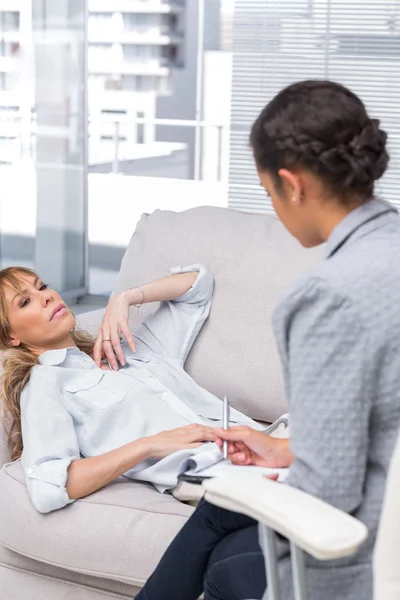 Woman and therapist during session — Stock Photo, Image