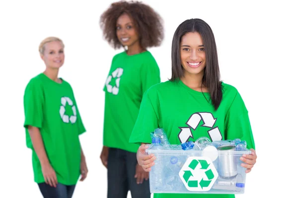 Ativista feminina segurando caixa de reciclagem — Fotografia de Stock