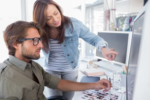 Redaktörer att välja bilder på datorskärmen — Stockfoto