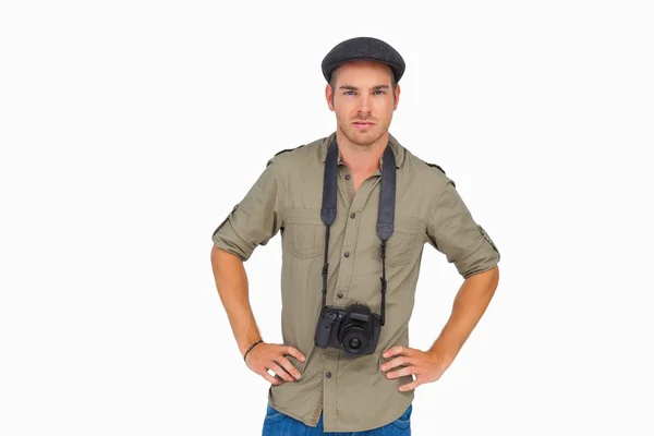 Ernstige man in piek cap met camera rond zijn nek — Stockfoto