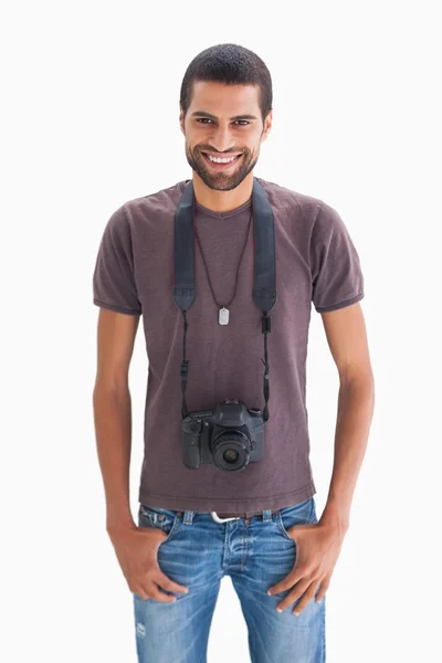 Knappe man met de camera rond zijn nek — Stockfoto