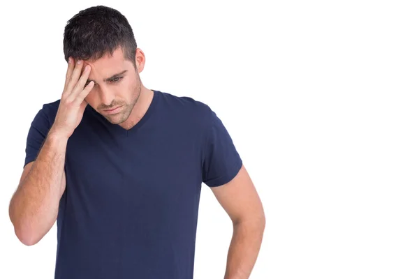 Triste hombre sosteniendo su frente — Foto de Stock