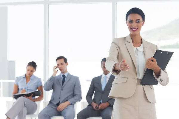 Mujer de negocios sonriente dando un apretón de manos — Foto de Stock