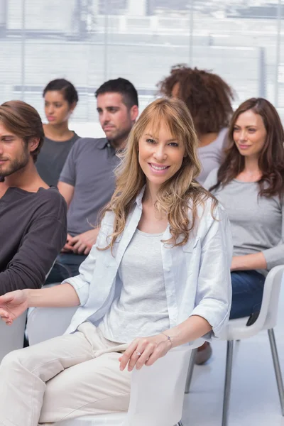 Woman smiling at camera in group therapy — Stock Photo, Image