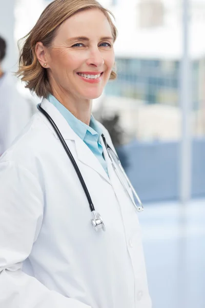 Mulher sorridente médico com um estetoscópio — Fotografia de Stock