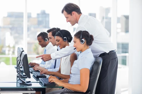 Manager talking to his employees — Stock Photo, Image