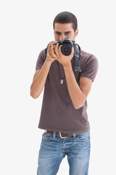 Joven apuntando su cámara a la cámara — Foto de Stock