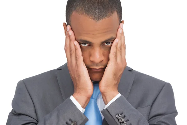 Stressato giovane uomo d'affari tenendo la testa tra le mani — Foto Stock