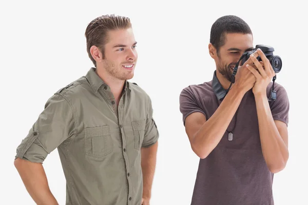 Stilvoller Mann beobachtet seinen Freund beim Fotografieren — Stockfoto