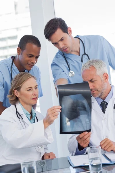 Equipe médica séria examinando radiografia — Fotografia de Stock