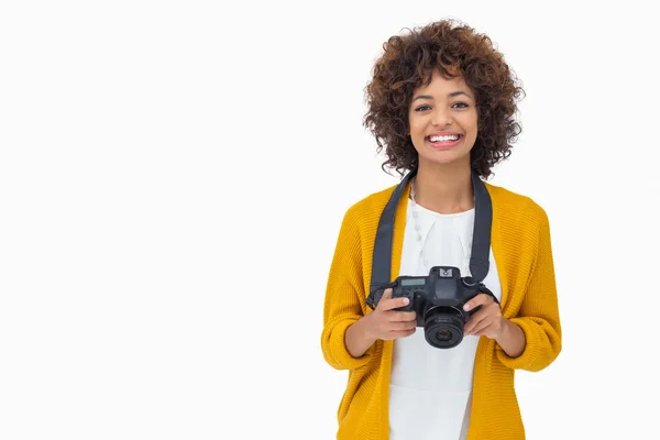 Menina bonita segurando uma câmera — Fotografia de Stock