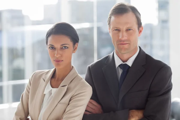 Allvarliga kolleger i office — Stockfoto