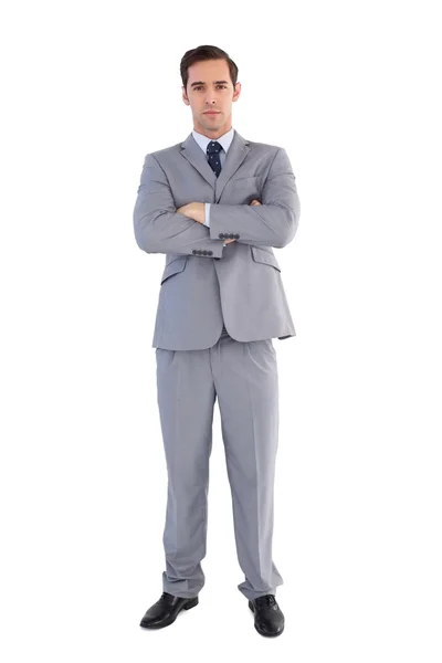 Seriös affärsman står med armarna korsade — Stockfoto