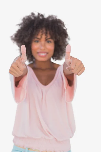 Lachende vrouw geven duimen omhoog — Stockfoto