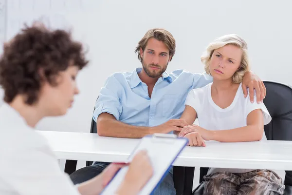 Paar op zoek doordachte tijdens een sessie — Stockfoto