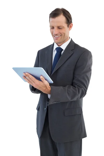 Uomo d'affari sorridente in possesso di un tablet pc Fotografia Stock