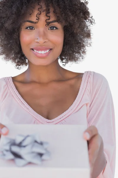 Glückliche Frau bietet ein Geschenk an — Stockfoto