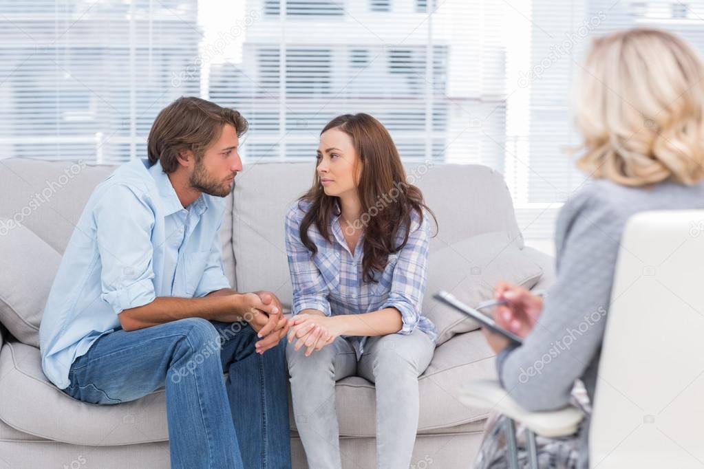 Frauen suchen frauen, während der mann zuschaut