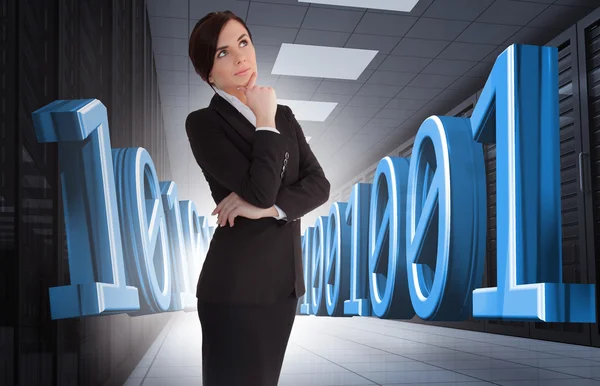 Affärskvinna tänkande i datacentret — Stockfoto