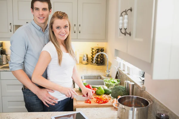 Mann und Frau arbeiten gemeinsam in der Küche — Stockfoto