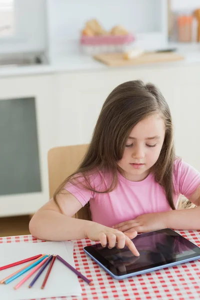 Jeune fille utilisant une tablette informatique — Photo