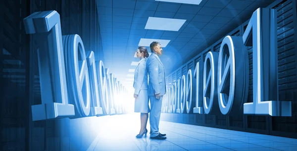 Negocio de pie espalda con espalda con el código binario 3d en azul —  Fotos de Stock