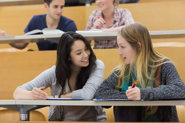 Mluvící studenti v přednáškovém sále — Stock fotografie