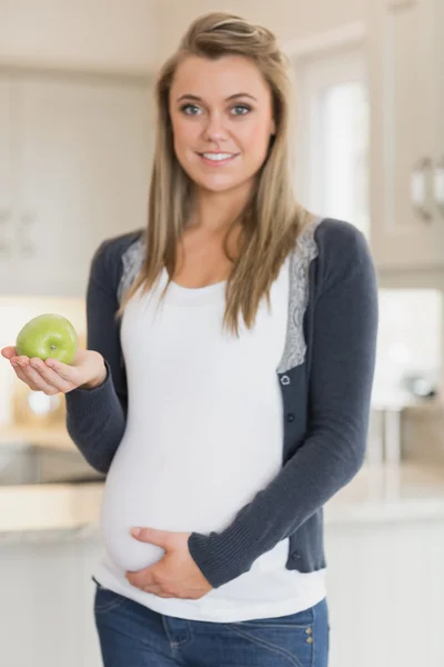 Mujer embarazada con una manzana — Foto de Stock