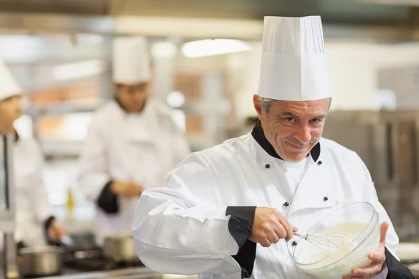 Chef-kok stiring crème experimenteerde — Stockfoto