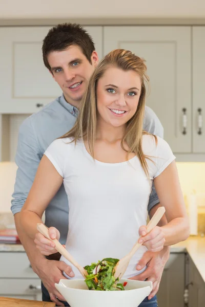 Mann und Frau bereiten einen Salat zu — Stockfoto