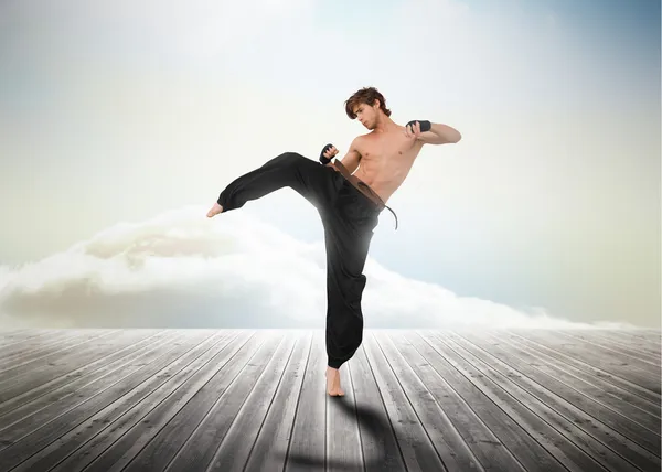 Lutador de artes marciais sobre tábuas de madeira — Fotografia de Stock