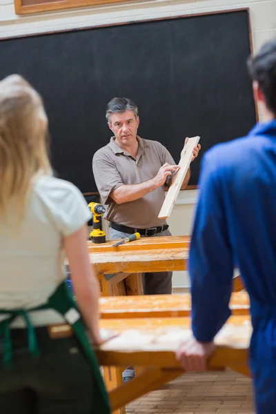 Explicación del profesor y la clase de carpintería — Foto de Stock