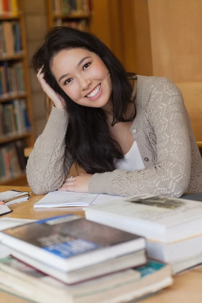 Studente sorridente in biblioteca — Foto Stock