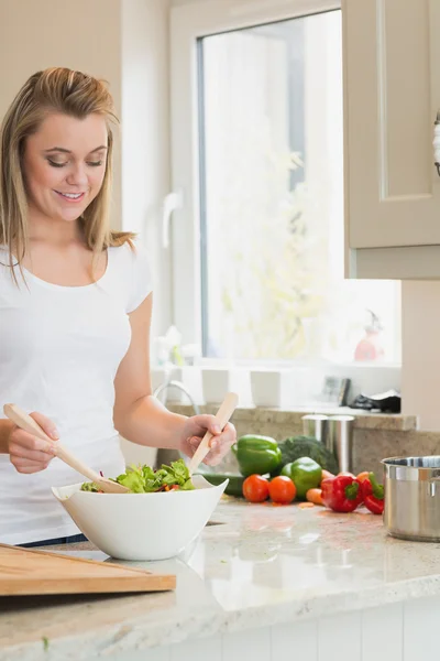 Kvinna förbereda sallad — Stockfoto