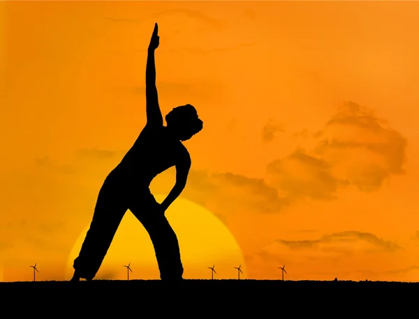 Silhouette calma della donna che pratica yoga — Foto Stock