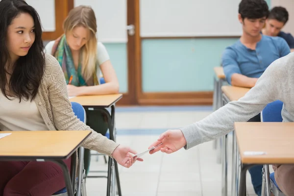 Zwei Schüler betrügen im Klassenzimmer — Stockfoto