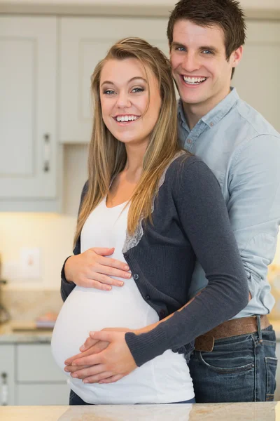 Uomo abbracciando partner incinta — Foto Stock