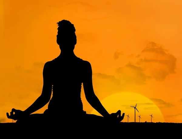 Siluett av kvinna gör yoga framför solnedgången — Stockfoto