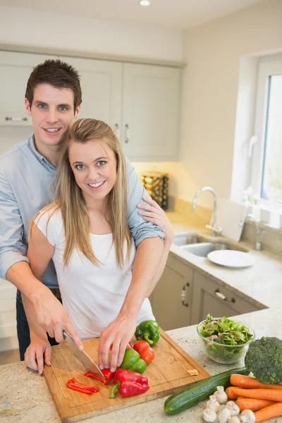 Casal trabalhando na cozinha — Fotografia de Stock