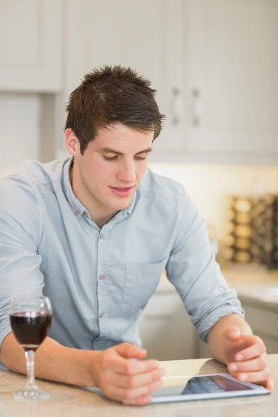 Uomo guardando il suo tablet pc — Foto Stock