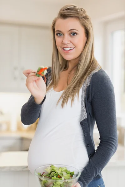 Mujer embarazada comiendo ensalada — Foto de Stock