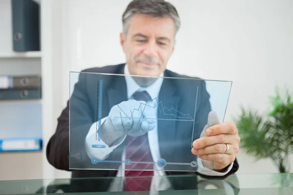 Empresário usando touchscreen futurista para ver o gráfico — Fotografia de Stock