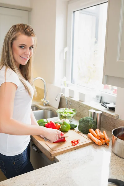 Donna felice preparare le verdure — Foto Stock