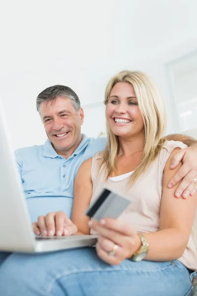 Муж и жена делают покупки онлайн с ноутбуком — стоковое фото