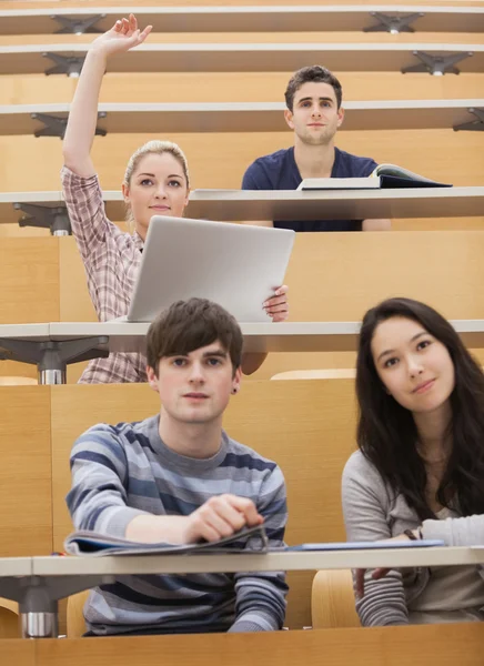 Deelnemende studenten in een collegezaal — Stockfoto