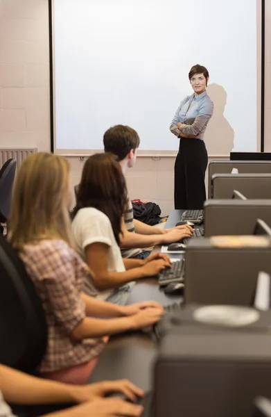 Profesor de pie frente a la pantalla de proyección —  Fotos de Stock