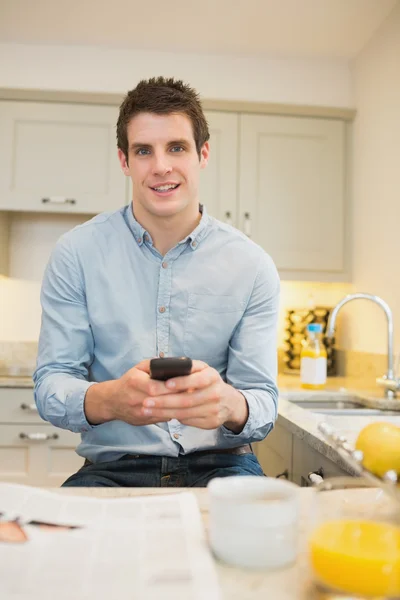 Man texting on his mobile phone — Stock Photo, Image