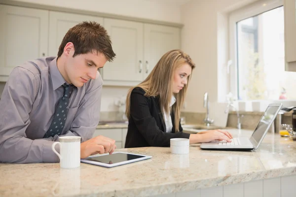 Concentrated couple surfing in the internet — Stock Photo, Image