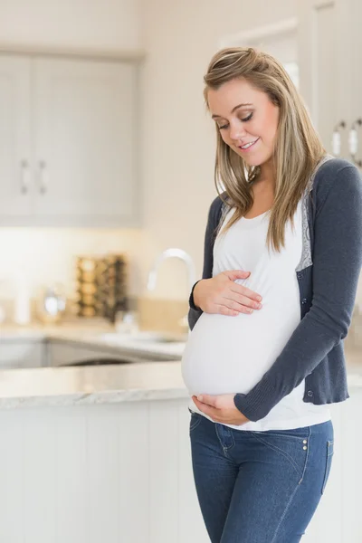 Sorridente donna incinta — Foto Stock